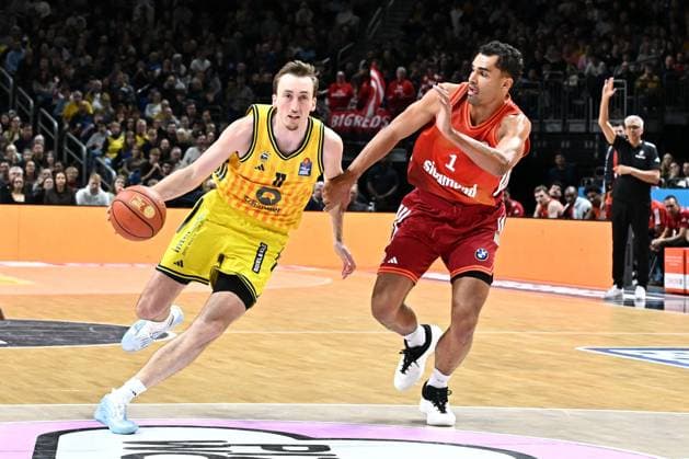 26 10 2025, xlakx, Basketball BBL Bundesliga, Alba Berlin FC Bayern Munich Basketball v l Moses Wood Alba Berlin , Oscar da Silva FC Bayern Basketball duel, duel, fight, tackle Berlin Daniel Lakomski