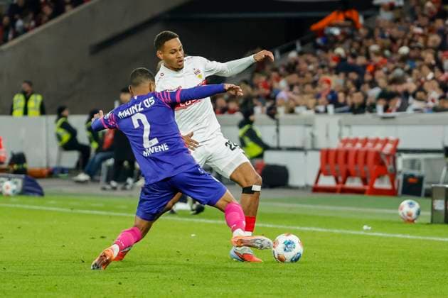 Phillipp Mwene 1 FSV Mainz, 02 and Nikolas Nartey VfB Stuttgart, 28 fighting for the ball , Germany, Football, 1 Bundesliga, Matchday 8, 2025 2026, VfB Stuttgart vs 1 FSV Mainz 05, 26 10 2025, MHP Arena, Stuttgart, Germany Stuttgart MHP Arena Baden Württemberg Germany Copyright: xGrantxHubbsx