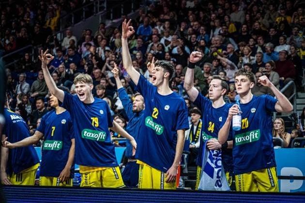 Basketball Berlin 26 10 2025 Season 2025 2026 easyCredit BBL 1 Bundesliga Men, Men Alba Berlin FC Bayern Munich Basketball Cheers Alba Anton Kemmer Alba Berlin, No 79 Nevio Bennefeld Alba Berlin, No 22 Justin Bean Alba Berlin, No 34 Anton Nufer Alba Berlin, No 20
