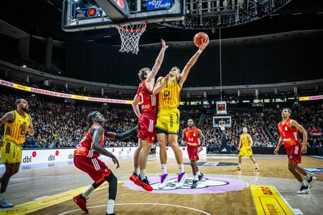 Basketball Berlin 26 10 2025 Season 2025 2026 easyCredit BBL 1 Bundesliga Men, Men Alba Berlin FC Bayern Munich Basketball Sam Griesel Alba Berlin, No 05 Justinian Jessup Munich, No 10