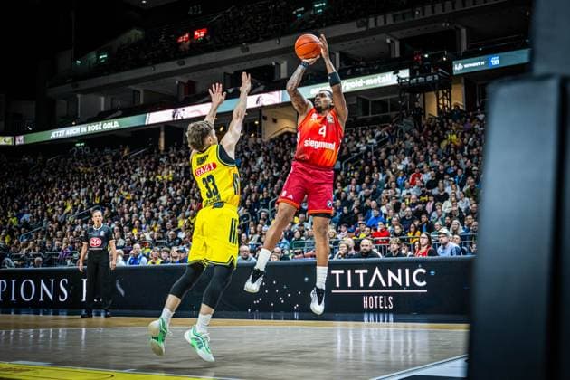 Basketball Berlin 26 10 2025 Season 2025 2026 easyCredit BBL 1 Bundesliga Men, Men Alba Berlin FC Bayern Munich Basketball Xavier Rathan Mayes Munich, No 04 bennet Hundt Alba Berlin, No 33