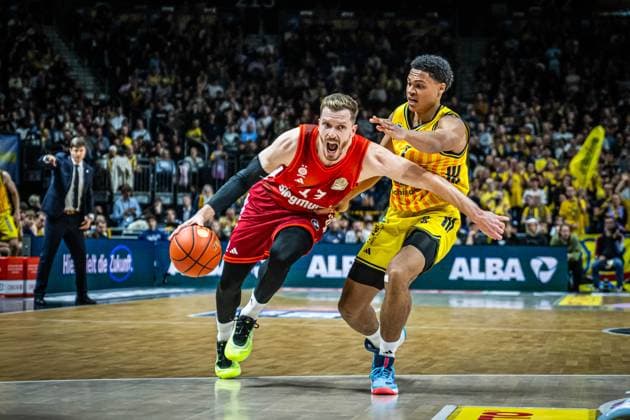 Basketball Berlin 26 10 2025 Season 2025 2026 easyCredit BBL 1 Bundesliga Men, Men Alba Berlin FC Bayern Munich Basketball Andreas Obst Munich, No 13 Jack Kayil Alba Berlin, No 07