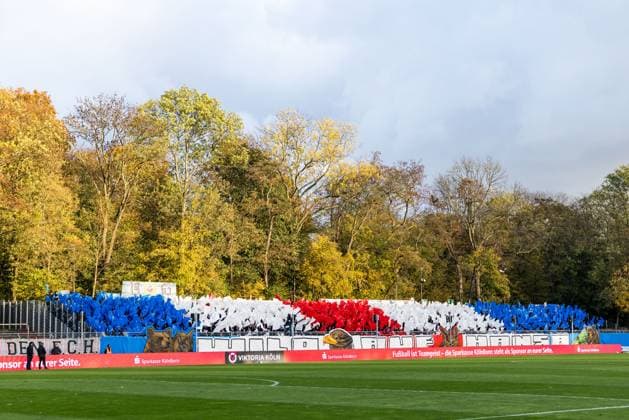3 Liga Viktoria Köln Hansa Rostock 26 10 2025 Choreo of the fans of Hansa Rostock Wild on Hansa 3 Liga Viktoria Köln Hansa Rostock, Cologne, Sportpark Höhenberg on 26 10 2025 DFB REGULATIONS PROHIBIT ANY USE OF PHOTOGRAPHS AS IMAGE SEQUENCES AND OR QUASI VIDEO Copyright: xBEAUTIFULxSPORTS Wunderlx