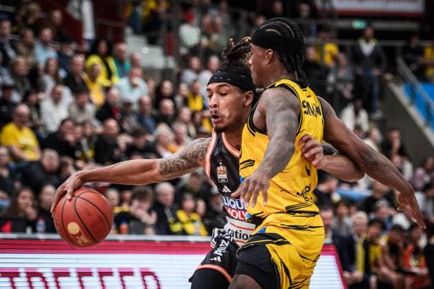 Bryce Brown ratiopharm Ulm, 02 vs Stefan Smith MHP RIESEN Ludwigsburg, 03 GER, MHP Riesen Ludwigsburg vs ratiopharm Ulm, easycredit BBL, Basketball, Bundesliga, Matchday 5, Season 2025 2026, 26 10 2025 GER, MHP Riesen Ludwigsburg vs ratiopharm Ulm, easycredit BBL, Basketball, Bundesliga, Matchday 5, Season 2025 2026, 26 10 2025 Ludwigsburg Copyright: xSandyxDinkelackerx EP_SDR