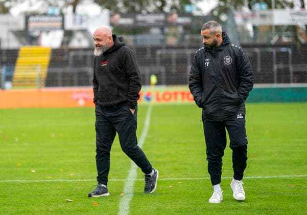Thorsten Nehrbauer Sportfreunde Siegen, Coach and Sergen Yesilcay Sportfreunde Siegen, Co-Coach FC Gütersloh Sportfreunde Siegen 26 10 2025 Soccer, Regionalliga West, Matchday 13, GER, Heidewaldstadion, Gütersloh Copyright: MarcoxBader