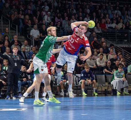 Handball, Men, Season 2025 2026, DAIKIN Handball Bundesliga 10 Matchday , Füchse Berlin HSV Hamburg, f l Matthes Langhoff Füchse Berlin , Moritz Sauter Hamburg , 26 10 2025, Copyright: xSebastianxRäppold MatthiasxKochx