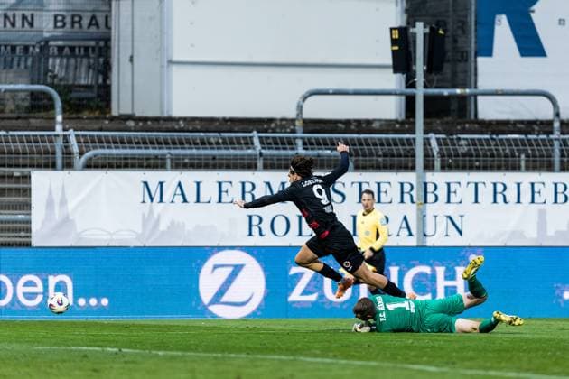 3 Liga Viktoria Köln Hansa Rostock 26 10 2025 Duel Benjamin Uphoff Hansa Rostock, 1 , Lex Tyger Lobinger FC Viktoria Köln, 9 Penalty foul 3 Liga Viktoria Köln Hansa Rostock, Köln, Sportpark Höhenberg am 26 10 2025 DFB REGULATIONS PROHIBIT ANY USE OF PHOTOGRAPHS AS IMAGE SEQUENCES AND OR QUASI VIDEO Copyright: xBEAUTIFULxSPORTS Wunderlx