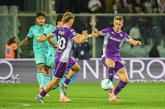 Hans Nicolussi Caviglia (Fiorentina) in action with during ACF Fiorentina vs Bologna FC, Italian soccer Serie A match in Florence, Italy, October 26 2025  Copyright: xFabioxFagiolini IPAxSportx xipa-agency.netx xx IPA_67113931 IPA_Agency_IPA67113931