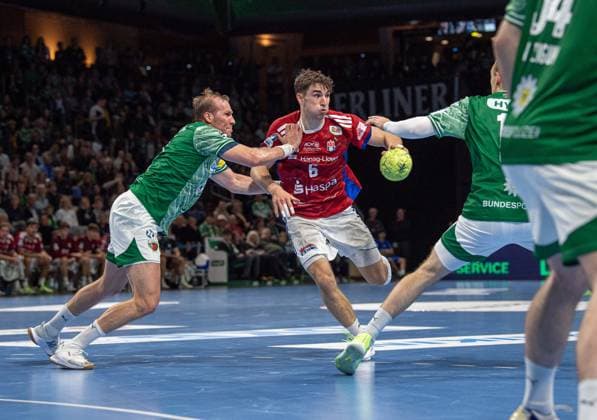 Handball, Men, Season 2025 2026, DAIKIN Handball Bundesliga 10 Matchday , Füchse Berlin HSV Hamburg, f l Max Darj Füchse Berlin , Elias Kofler Hamburg , Mathias Gidsel Füchse Berlin , 26 10 2025, Copyright: xSebastianxRäppold MatthiasxKochx