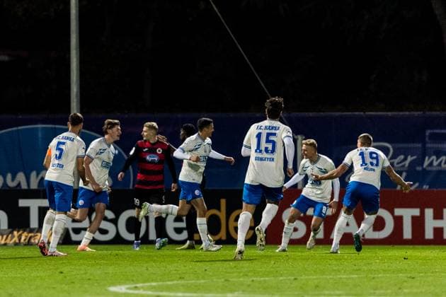 3 Liga Viktoria Köln Hansa Rostock 26 10 2025 Cheering for 1 3 by Kenan Fatkic Hansa Rostock, 4 after foul penalty, goal, goal celebration 3 Liga Viktoria Köln Hansa Rostock, Cologne, Sportpark Höhenberg on 26 10 2025 DFB REGULATIONS PROHIBIT ANY USE OF PHOTOGRAPHS AS IMAGE SEQUENCES AND OR QUASI VIDEO Copyright: xBEAUTIFULxSPORTS Wunderlx