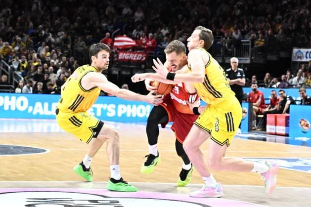 26 10 2025, xlakx, Basketball BBL Bundesliga, Alba Berlin FC Bayern Munich Basketball v l Jonas Mattisseck Alba Berlin , Andreas Obst FC Bayern Basketball , Justin Bean Alba Berlin duel, duel, fight, tackle Berlin Daniel Lakomski