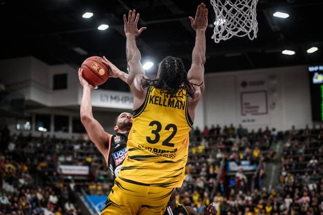 Christopher Ledlum ratiopharm Ulm, 04 vs Keeshawn Kellman MHP RIESEN Ludwigsburg, 32 GER, MHP Riesen Ludwigsburg vs ratiopharm Ulm, easycredit BBL, Basketball, Bundesliga, Matchday 5, Season 2025 2026, 26 10 2025 GER, MHP Riesen Ludwigsburg vs ratiopharm Ulm, easycredit BBL, Basketball, Bundesliga, Matchday 5, Season 2025 2026, 26 10 2025 Ludwigsburg Copyright: xSandyxDinkelackerx EP_SDR
