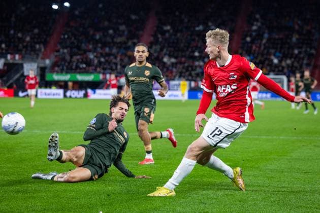 ALKMAAR , 26-10-2025 , AFAS Stadium , season 2025 2026 , Dutch Eredivisie football , match between AZ and FC Utrecht , Picture shows AZ player Isak Jensen and FC Utrecht player Siebe Horemans AZ - Utrecht  x31703250x Copyright:
