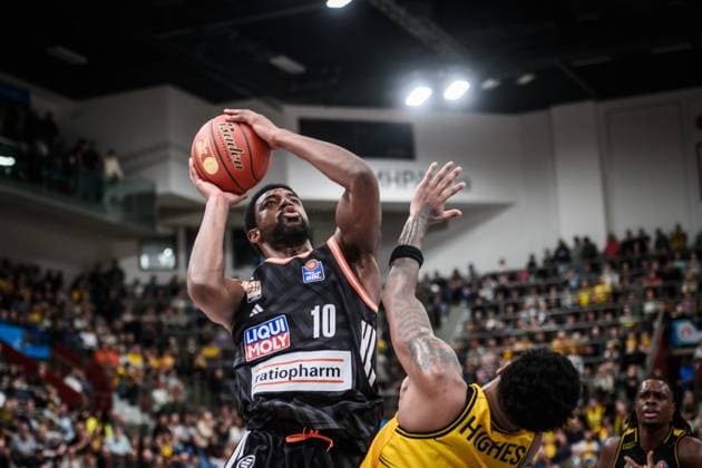 Malik Osborne ratiopharm Ulm, 10 vs Elijah Hughes MHP RIESEN Ludwigsburg, 07 GER, MHP Riesen Ludwigsburg vs ratiopharm Ulm, easycredit BBL, Basketball, Bundesliga, Matchday 5, Season 2025 2026, 26 10 2025 GER, MHP Riesen Ludwigsburg vs ratiopharm Ulm, easycredit BBL, Basketball, Bundesliga, Matchday 5, Season 2025 2026, 26 10 2025 Ludwigsburg Copyright: xSandyxDinkelackerx EP_SDR