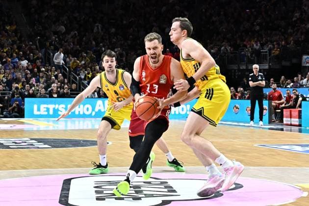 26 10 2025, xlakx, Basketball BBL Bundesliga, Alba Berlin FC Bayern Munich Basketball v l Jonas Mattisseck Alba Berlin , Andreas Obst FC Bayern Basketball , Justin Bean Alba Berlin duel, duel, fight, tackle Berlin Daniel Lakomski