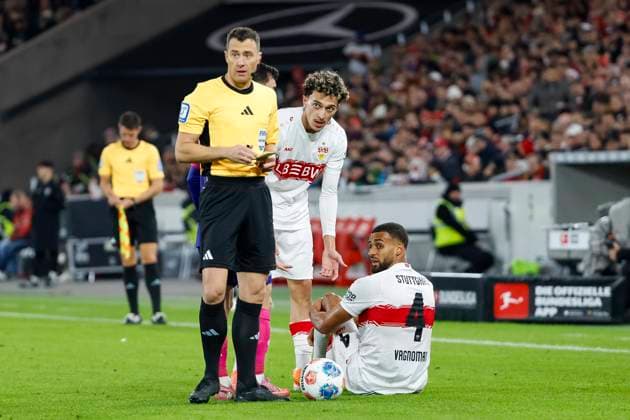 Josha Vagnoman VfB Stuttgart, 04 injured on the ground , Germany, Football, 1 Bundesliga, Matchday 8, 2025 2026, VfB Stuttgart vs 1 FSV Mainz 05, 26 10 2025, MHP Arena, Stuttgart, Germany Stuttgart MHP Arena Baden Württemberg Germany Copyright: xGrantxHubbsx