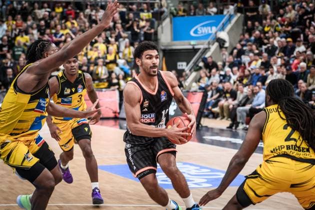 Mark Smith ratiopharm Ulm, 13 surrounded by Keeshawn Kellman MHP RIESEN Ludwigsburg, 32 and Stefan Smith MHP RIESEN Ludwigsburg, 03 , left and Tray Buchanan MHP RIESEN Ludwigsburg, 02 , right GER, MHP Riesen Ludwigsburg vs ratiopharm Ulm, easycredit BBL, Basketball, Bundesliga, Matchday 5, Season 2025 2026, 26 10 2025 GER, MHP Riesen Ludwigsburg vs ratiopharm Ulm, easycredit BBL, Basketball, Bundesliga, Matchday 5, Season 2025 2026, 26 10 2025 Ludwigsburg Copyright: xSandyxDinkelackerx EP_SDR
