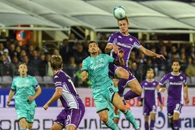 header of Robin Everardus Goses (Fiorentina) against Santiago Castro (Bologna) during ACF Fiorentina vs Bologna FC, Italian soccer Serie A match in Florence, Italy, October 26 2025  Copyright: xFabioxFagiolini IPAxSportx xipa-agency.netx xx IPA_67114244 IPA_Agency_IPA67114244