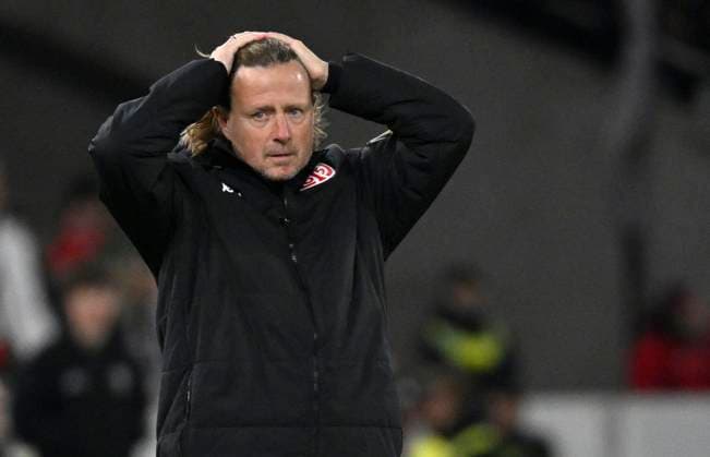 Coach Coach Bo Henriksen 1 FSV Mainz 05 Disappointment disappointed after missed goal chance Gesture Gesture VfB Stuttgart vs 1 FSV Mainz 05 26 10 2025 DFL REGULATIONS PROHIBIT ANY USE OF PHOTOGRAPHS AS IMAGE SEQUENCES AND OR QUASI VIDEO VfB Stuttgart vs 1 FSV Mainz 05
