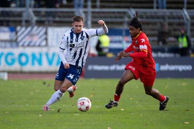 GER, Football, RLN, VfB Oldenburg vs Bremer SV 26 10 2025, Marschwegstadion, Oldenburg, GER, RLN, VfB Oldenburg vs Bremer SV, DFL regulations prohibit any use of photographs as image sequences and or quasi video, im Bild Emal PEPSHI VfB Oldenburg 34 Ken TCHOUANGUE Bremer SV 16 nordphotoxgmbhx xRojahn nph00310