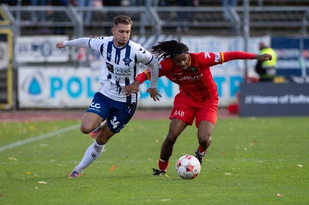 GER, Football, RLN, VfB Oldenburg vs Bremer SV 26 10 2025, Marschwegstadion, Oldenburg, GER, RLN, VfB Oldenburg vs Bremer SV, DFL regulations prohibit any use of photographs as image sequences and or quasi video, im Bild Emal PEPSHI VfB Oldenburg 34 Ken TCHOUANGUE Bremer SV 16 nordphotoxgmbhx xRojahn nph00310