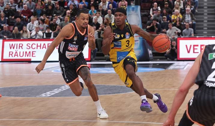 Ludwigsburg , easyCredit Basketball Bundesliga MHP Riesen Ludwigsburg vs ratiopharm Ulm , from left Nelson Weidemann Ulm 7 Stefan Smith Riesen