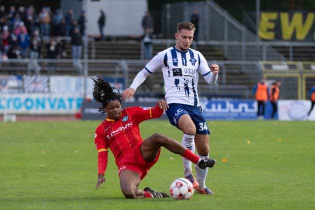 GER, Football, RLN, VfB Oldenburg vs Bremer SV 26 10 2025, Marschwegstadion, Oldenburg, GER, RLN, VfB Oldenburg vs Bremer SV, DFL regulations prohibit any use of photographs as image sequences and or quasi video, im Bild Emal PEPSHI VfB Oldenburg 34 Ken TCHOUANGUE Bremer SV 16 nordphotoxgmbhx xRojahn nph00310
