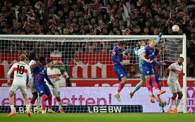 Penalty area scene, goal area scene Goalkeeper Robin Zentner 1 FSV Mainz 05 27 Action VfB Stuttgart vs 1 FSV Mainz 05 26 10 2025 DFL REGULATIONS PROHIBIT ANY USE OF PHOTOGRAPHS AS IMAGE SEQUENCES AND OR QUASI VIDEO VfB Stuttgart vs 1 FSV Mainz 05