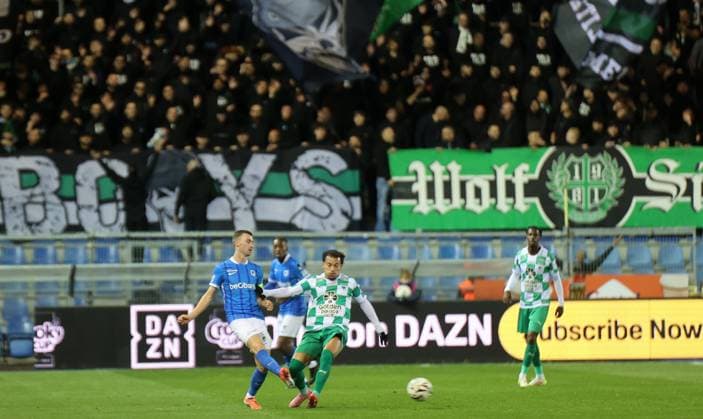 KRC Genk v RAAL La Louviere - Jupiler Pro League GENK, BELGIUM - OCTOBER 26 : r8Heynen Bryan midfielder of KRC Genk and l98Maes Owen midfielder of La Louviere during Jupiler Pro League match between KRC Genk and RAAL La Louviere on October 26, 2025 in Genk, Belgium, 26 10 25 Eeklo Belgium  Copyright: xJeffreyxGaensx