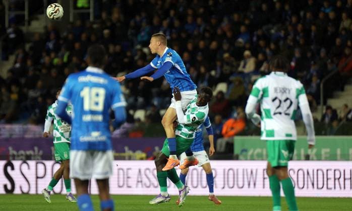 KRC Genk v RAAL La Louviere - Jupiler Pro League GENK, BELGIUM - OCTOBER 26 : r38Heymans Daan midfielder of KRC Genk and l29Mendy Oucasse forward of La Louviere during Jupiler Pro League match between KRC Genk and RAAL La Louviere on October 26, 2025 in Genk, Belgium, 26 10 25 Eeklo Belgium  Copyright: xJeffreyxGaensx