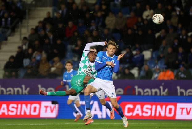 KRC Genk v RAAL La Louviere - Jupiler Pro League GENK, BELGIUM - OCTOBER 26 : r6Smets Matte defender of KRC Genk and l22Afriyie Jerry forward of La Louviere during Jupiler Pro League match between KRC Genk and RAAL La Louviere on October 26, 2025 in Genk, Belgium, 26 10 25 Eeklo Belgium  Copyright: xJeffreyxGaensx