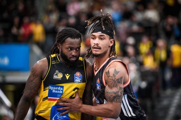 Bryce Brown ratiopharm Ulm, 02 vs Tray Buchanan MHP RIESEN Ludwigsburg, 02 GER, MHP Riesen Ludwigsburg vs ratiopharm Ulm, easycredit BBL, Basketball, Bundesliga, Matchday 5, Season 2025 2026, 26 10 2025 GER, MHP Riesen Ludwigsburg vs ratiopharm Ulm, easycredit BBL, Basketball, Bundesliga, Matchday 5, Season 2025 2026, 26 10 2025 Ludwigsburg Copyright: xSandyxDinkelackerx EP_SDR