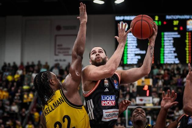 Christopher Ledlum ratiopharm Ulm, 04 vs Keeshawn Kellman MHP RIESEN Ludwigsburg, 32 GER, MHP Riesen Ludwigsburg vs ratiopharm Ulm, easycredit BBL, Basketball, Bundesliga, Matchday 5, Season 2025 2026, 26 10 2025 GER, MHP Riesen Ludwigsburg vs ratiopharm Ulm, easycredit BBL, Basketball, Bundesliga, Matchday 5, Season 2025 2026, 26 10 2025 Ludwigsburg Copyright: xSandyxDinkelackerx EP_SDR