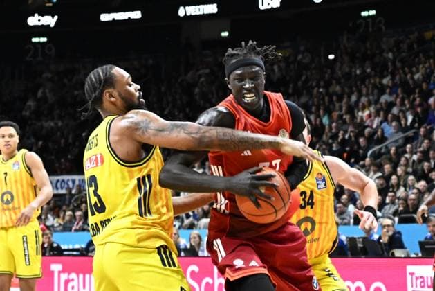 26 10 2025, xlakx, Basketball BBL Bundesliga, Alba Berlin FC Bayern Munich Basketball v l J Wan Roberts Alba Berlin , Wenyen Gabriel FC Bayern Basketball duel, duel, fight, tackle Berlin Daniel Lakomski