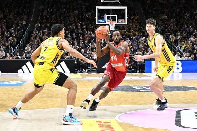 26 10 2025, xlakx, Basketball BBL Bundesliga, Alba Berlin FC Bayern Munich Basketball v l Jack Kayil Alba Berlin , Kamar Baldwin FC Bayern Basketball , Nevio Bennefeld Alba Berlin duel, duel, fight, tackle Berlin Daniel Lakomski