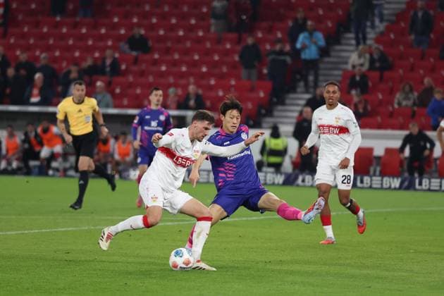26 10 2025, xrekx, Fussball 1 Bundesliga, VfB Stuttgart 1 FSV Mainz 05 v l Pascal Stenzel VfB Stuttgart Jae sung Lee 1 FSV Mainz 05 Zweikampf, Aktion, action, battle for the ball DFL DFB REGULATIONS PROHIBIT ANY USE OF PHOTOGRAPHS as IMAGE SEQUENCES and or QUASI VIDEO Stuttgart
