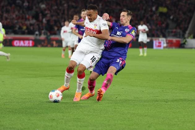 26 10 2025, xrekx, Soccer 1 Bundesliga, VfB Stuttgart 1 FSV Mainz 05 v l Jamie Leweling VfB Stuttgart Dominik Kohr 1 FSV Mainz 05 Zweikampf, Aktion, action, battle for the ball DFL DFB REGULATIONS PROHIBIT ANY USE OF PHOTOGRAPHS as IMAGE SEQUENCES and or QUASI VIDEO Stuttgart