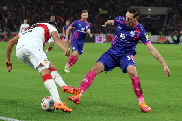 26 10 2025, xrekx, Soccer 1 Bundesliga, VfB Stuttgart 1 FSV Mainz 05 v l Jamie Leweling VfB Stuttgart Dominik Kohr 1 FSV Mainz 05 Zweikampf, Aktion, action, battle for the ball DFL DFB REGULATIONS PROHIBIT ANY USE OF PHOTOGRAPHS as IMAGE SEQUENCES and or QUASI VIDEO Stuttgart