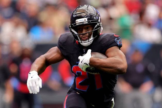 October 26, 2025, Houston, Texas, U.S: Houston Texans running back Nick Chubb (21) carries the ball upfield during the first quarter of the NFL, American Football Herren, USA game between the Houston Texans and the San Francisco 49ers at NRG Stadium in Houston, TX on October 26, 2025. Houston U.S - ZUMAw137 20251026_aap_w137_018 Copyright: xErikxWilliamsx