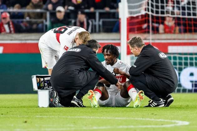 Dan Axel Zagadou VfB Stuttgart, 23 injured on the ground , Germany, Football, 1 Bundesliga, Matchday 8, 2025 2026, VfB Stuttgart vs 1 FSV Mainz 05, 26 10 2025, MHP Arena, Stuttgart, Germany Stuttgart MHP Arena Baden Württemberg Germany Copyright: xGrantxHubbsx