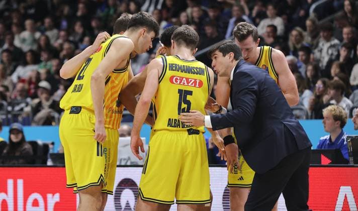 Coach Pedro Calles talks to players Sport Basketball Basketball BBL Bundesliga Men 5 Matchday Season 2025 2026 26 10 2025 ALBA Berlin vs Bayern Munich