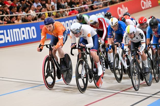 2025 Tissot UCI Track World Championships Picture by Simon Wilkinson SWpix.com - 26 10 2025 - Cycling - 2025 Tissot UCI Track World Championships - Velodromo PenalolÃ n, Santiago, Chile - Men s Elimination Race - William Tidball (Great Britain), Yoeri Havik (Netherlands) Copyright: x xSWpix.comx(t axPhotographyxHubxLtd)xSimonxWilkinson SWpix.comx SWP-3030-11878