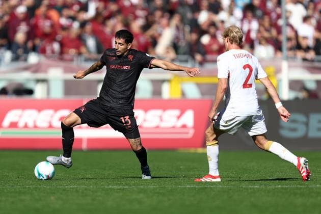 Guillermo Maripan (Torino Fc) und Morten Thorsby (Genoa Cfc) battle for the ball, Serie A, Torino FC v Genoa CFC, Olimpico, October 26, 2025, Turin, Italy.