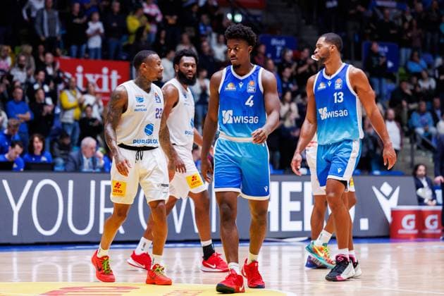 easycredit BBL, Frankfurt Skyliners Syntainics MBC, 26 10 2025 Charles Callison SYNTAINICS MBC, 23 RJ Gunn SYNTAINICS MBC, 21 Nahiem Alleyne Frankfurt Skyliners, 4 and Jaedon LeDee Frankfurt Skyliners, 13 in the center circle Game of the easycredit BBL easycredit BBL, Frankfurt Skyliners Syntainics MBC on Matchday 5 of the 25 26 season at Süwag Energie ARENA on 26 10 2025 Copyright: xBEAUTIFULxSPORTS Hahnex