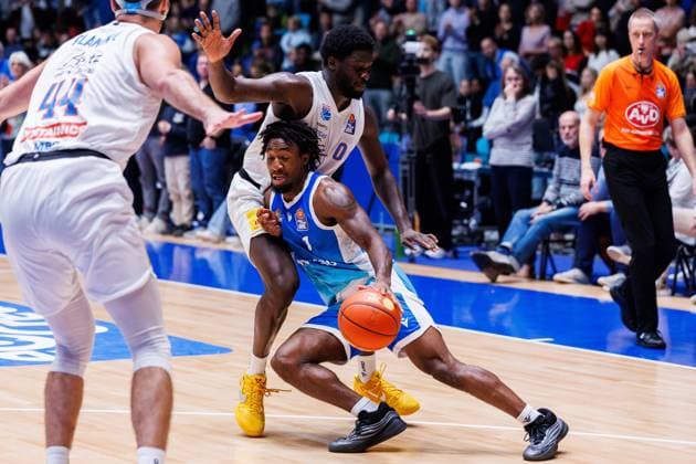 easycredit BBL, Frankfurt Skyliners Syntainics MBC, 26 10 2025 Logan Johnson Frankfurt Skyliners, 0 in duel with Khyri Thomas SYNTAINICS MBC, 0 Game of the easycredit BBL easycredit BBL, Frankfurt Skyliners Syntainics MBC on Matchday 5 of the 25 26 season at Süwag Energie ARENA on 26 10 2025 Copyright: xBEAUTIFULxSPORTS Hahnex