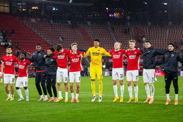 ALKMAAR , 26-10-2025 , AFAS Stadium , season 2025 2026 , Dutch Eredivisie football , match between AZ and FC Utrecht , Picture shows players of AZ celebrating with the supporters after winning the match (final score 4-1). AZ - Utrecht  x31704468x Copyright: