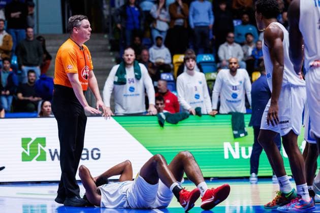 easycredit BBL, Frankfurt Skyliners Syntainics MBC, 26 10 2025 RJ Gunn SYNTAINICS MBC, 21 falls to the ground while fighting for the ball and hits the basket hard After brief treatment, he is led off the court with a bag of ice on his head easycredit BBL easycredit BBL, Frankfurt Skyliners Syntainics MBC game on Matchday 5 of the 25 26 season at Süwag Energie ARENA on 26 10 2025 Copyright: xBEAUTIFULxSPORTS Hahnex
