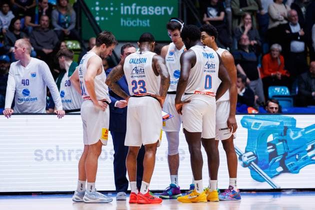 easycredit BBL, Frankfurt Skyliners Syntainics MBC, 26 10 2025 The MBC games stand on the sidelines and talk to coach Marco Ramondino SYNTAINICS MBC easycredit BBL game, Frankfurt Skyliners Syntainics MBC on matchday 5 of the 25 26 season at the Süwag Energie ARENA on 26 10 2025 Copyright: xBEAUTIFULxSPORTS Hahnex