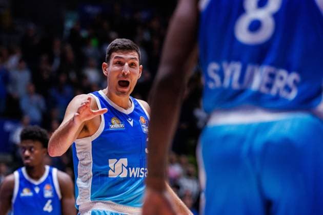 easycredit BBL, Frankfurt Skyliners Syntainics MBC, 26 10 2025 Ryan Hawkins Frankfurt Skyliners, 33 celebrates a successful action with William Christmas Frankfurt Skyliners, 8 match of the easycredit BBL easycredit BBL, Frankfurt Skyliners Syntainics MBC on matchday 5 of the 25 26 season at the Süwag Energie ARENA on 26 10 2025 Copyright: xBEAUTIFULxSPORTS Hahnex