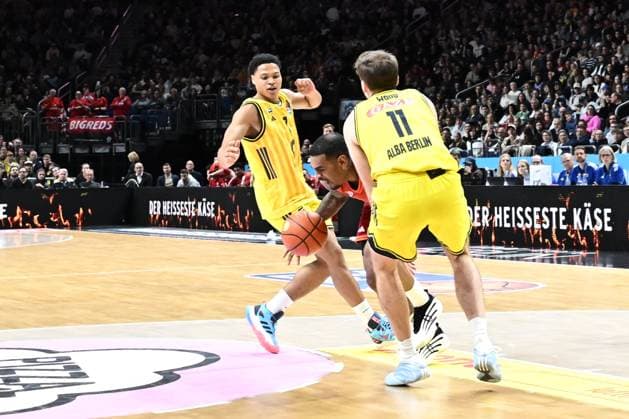 26 10 2025, xlakx, Basketball BBL Bundesliga, Alba Berlin FC Bayern Munich Basketball v l Jack Kayil Alba Berlin , Kamar Baldwin FC Bayern Basketball , Moses Wood Alba Berlin duel, duel, fight, tackle Berlin Daniel Lakomski